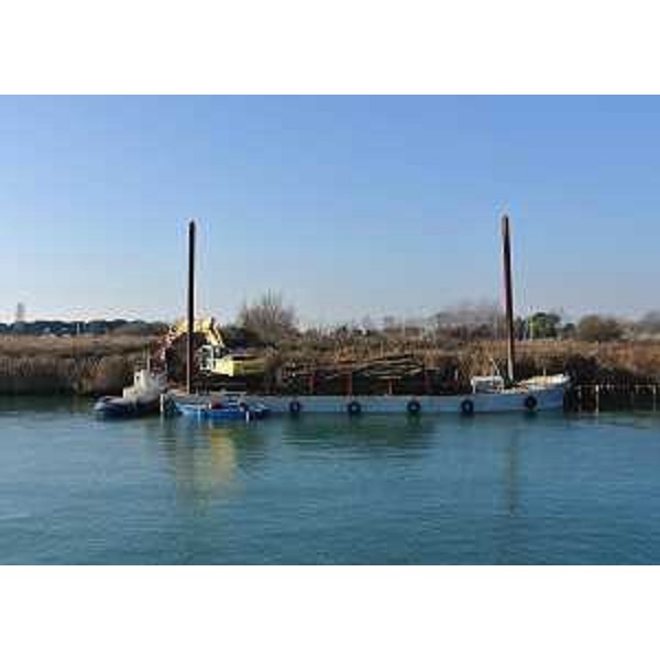 Pontone per la movimentazione e la posa in opera di scogliere e pali in legno per i lavori di dragaggio del canale navigabile dello scalo commerciale di Porto Magreth, nella Zona Industriale dell'Aussa Corno (ZIAC) - 19/12/2015 San Giorgio di Nogaro