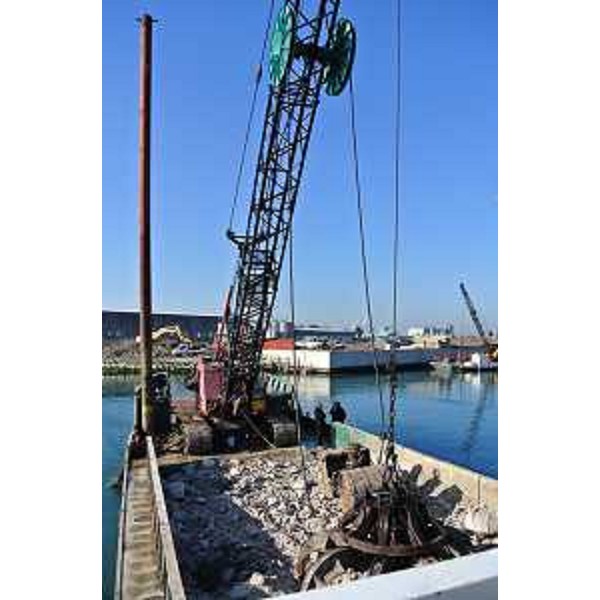 Pontone per la movimentazione e la posa in opera di scogliere e pali in legno per i lavori di dragaggio del canale navigabile dello scalo commerciale di Porto Magreth, nella Zona Industriale dell'Aussa Corno (ZIAC) - 19/12/2015 San Giorgio di Nogaro