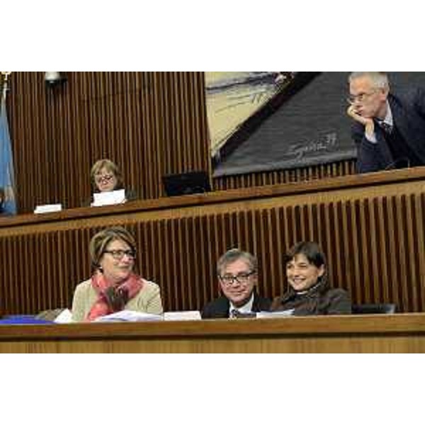 Maria Sandra Telesca (Assessore regionale Salute), Debora Serracchiani (Presidente Regione Friuli Venezia Giulia) e Francesco Peroni (Assessore regionale Finanze) nel corso dell'ultima giornata di esame dei provvedimenti finanziari che ha visto l'approvazione della legge di Stabilità, in Consiglio regionale - Trieste 17/12/2015