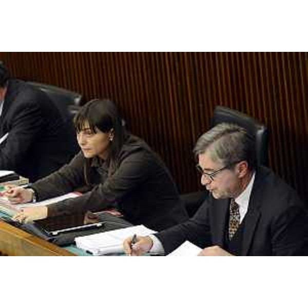 Debora Serracchiani (Presidente Regione Friuli Venezia Giulia) e Francesco Peroni (Assessore regionale Finanze) nel corso dell'ultima giornata di esame dei provvedimenti finanziari che ha visto l'approvazione della legge di Stabilità, in Consiglio regionale - Trieste 17/12/2015