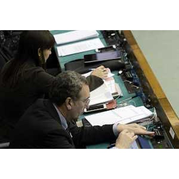 Debora Serracchiani (Presidente Regione Friuli Venezia Giulia) e Sergio Bolzonello (Vicepresidente Regione FVG e assessore Attività produttive, Cooperazione e Turismo) nel corso dell'ultima giornata di esame dei provvedimenti finanziari che ha visto l'approvazione della legge di Stabilità, in Consiglio regionale - Trieste 17/12/2015