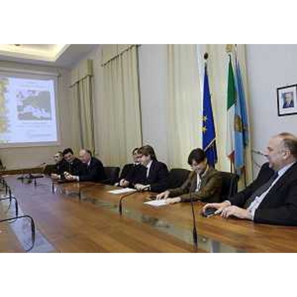 Fabrizio Zerbini (Presidente Trieste Marine Terminal/TMT), Pierluigi Maneschi (Azionista T.O. Delta e presidente Italia Marittima), Zeno D'Agostino (Commissario straordinario Autorità Portuale Trieste), Debora Serracchiani (Presidente Regione Friuli Venezia Giulia) e Roberto Cosolini (Sindaco Trieste) nel corso dell'illustrazione della sottoscrizione della concessione sessantennale del Molo VII del Porto di Trieste alla Trieste Marine Terminal (TMT) - Trieste 16/12/2015