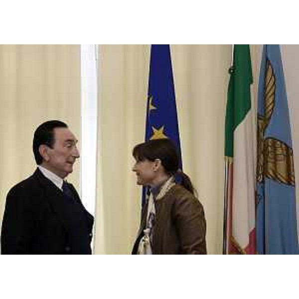 Pierluigi Maneschi (Azionista T.O. Delta e presidente Italia Marittima) e Debora Serracchiani (Presidente Regione Friuli Venezia Giulia) nel corso dell'illustrazione della sottoscrizione della concessione sessantennale del Molo VII del Porto di Trieste alla Trieste Marine Terminal (TMT) - Trieste 16/12/2015