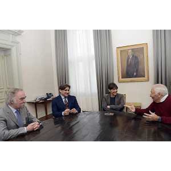 Alessandro Rossit e Fabrizio Somma (Direttore generale e presidente Università Popolare Trieste), Debora Serracchiani (Presidente Regione Friuli Venezia Giulia) e Mogol [Giulio Rapetti], nella sede della Regione in piazza Unità - Trieste 28/12/2015