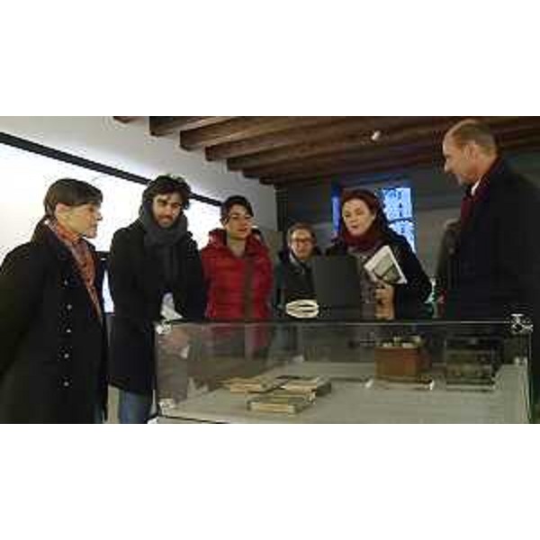 Debora Serracchiani (Presidente Regione Friuli Venezia Giulia) e Mariagrazia Santoro (Assessore regionale Infrastrutture, Mobilità, Pianificazione territoriale) visitano la mostra "Arturo Malignani. Con il futuro negli occhi (ritratto privato)", nelle Gallerie del Progetto, accompagnate dai curatori Elena Commessatti e Federico Malignani - Udine 28/12/2015