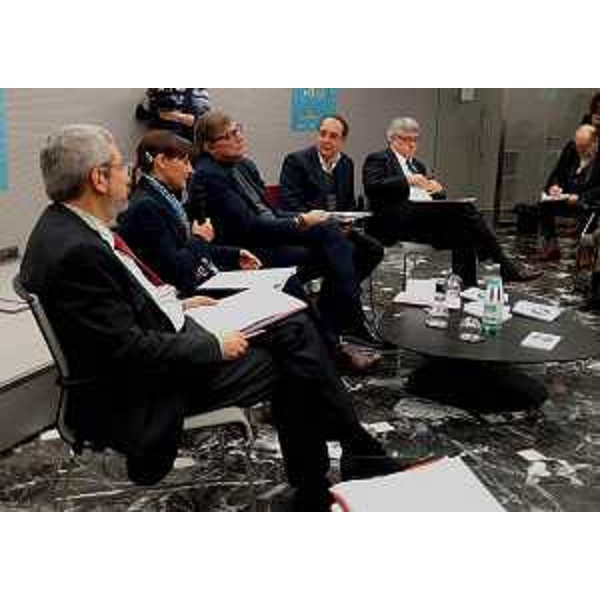 Furio Honsell (Sindaco Udine), Debora Serracchiani (Presidente Regione Friuli Venezia Giulia), Giovanni Da Pozzo (Presidente CCIAA Udine), Renato Quaglia (Direttore Future Forum) e Alberto Felice De Toni (Rettore Università Udine) alla presentazione della terza edizione di Future Forum "5.0 Scenari di ricostruzione economica" (Udine 1-5 febbraio 2016), nella Sala del Consiglio della Camera di Commercio - Udine 08/01/2016