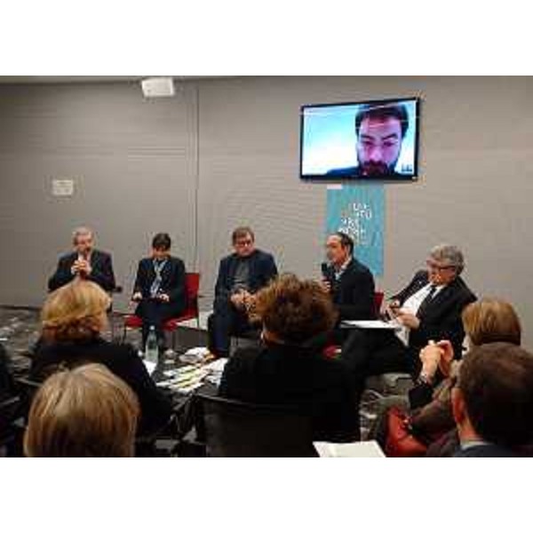 Furio Honsell (Sindaco Udine), Debora Serracchiani (Presidente Regione Friuli Venezia Giulia), Giovanni Da Pozzo (Presidente CCIAA Udine), Renato Quaglia (Direttore Future Forum) e Alberto Felice De Toni (Rettore Università Udine) alla presentazione della terza edizione di Future Forum "5.0 Scenari di ricostruzione economica" (Udine 1-5 febbraio 2016), nella Sala del Consiglio della Camera di Commercio - Udine 08/01/2016