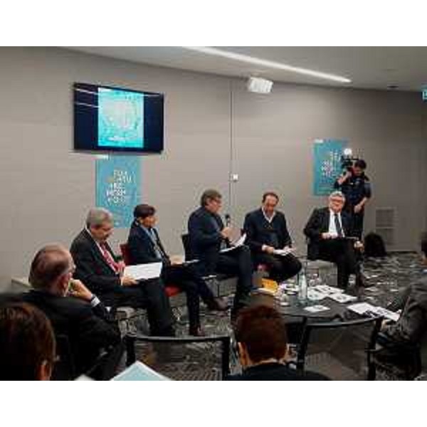 Furio Honsell (Sindaco Udine), Debora Serracchiani (Presidente Regione Friuli Venezia Giulia), Giovanni Da Pozzo (Presidente CCIAA Udine), Renato Quaglia (Direttore Future Forum) e Alberto Felice De Toni (Rettore Università Udine) alla presentazione della terza edizione di Future Forum "5.0 Scenari di ricostruzione economica" (Udine 1-5 febbraio 2016), nella Sala del Consiglio della Camera di Commercio - Udine 08/01/2016
