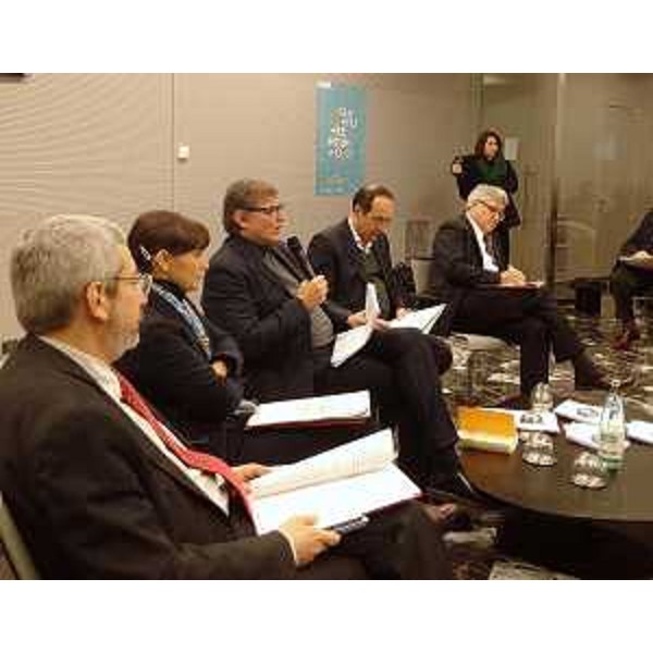Furio Honsell (Sindaco Udine), Debora Serracchiani (Presidente Regione Friuli Venezia Giulia), Giovanni Da Pozzo (Presidente CCIAA Udine), Renato Quaglia (Direttore Future Forum) e Alberto Felice De Toni (Rettore Università Udine) alla presentazione della terza edizione di Future Forum "5.0 Scenari di ricostruzione economica" (Udine 1-5 febbraio 2016), nella Sala del Consiglio della Camera di Commercio - Udine 08/01/2016