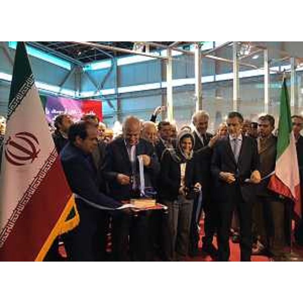 Hossein Esfahbodi (Viceministro Industria, Miniere e commercio e presidente Ente Fiere Internazionali Iran), Debora Serracchiani (Presidente Regione Friuli Venezia Giulia) e Mauro Conciatori (Ambasciatore d'Italia a Teheran) all'inaugurazione della fiera "Contract Made in Italy" - Teheran 10/01/2016