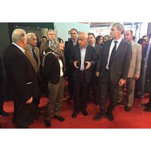 Debora Serracchiani (Presidente Regione Friuli Venezia Giulia), Hossein Esfahbodi (Viceministro Industria, Miniere e commercio e presidente Ente Fiere Internazionali Iran) e Pietro Piccinetti (Amministratore delegato Pordenone Fiere) all'inaugurazione della fiera "Contract Made in Italy" - Teheran 10/01/2016 (Foto Min. Esteri it.)