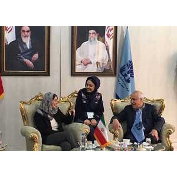 Debora Serracchiani (Presidente Regione Friuli Venezia Giulia) e Hossein Esfahbodi (Viceministro Industria, Miniere e commercio e presidente Ente Fiere Internazionali Iran) - Teheran 10/01/2016 (Foto Min. Esteri it.)