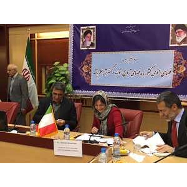 Vahid Ahmadi (Viceministro Scienza, Ricerca e Tecnologia Iran), Debora Serracchiani (Presidente Regione Friuli Venezia Giulia) e Mauro Conciatori (Ambasciatore d'Italia a Teheran) - Teheran 11/01/2016 (Foto Min. Esteri it.)