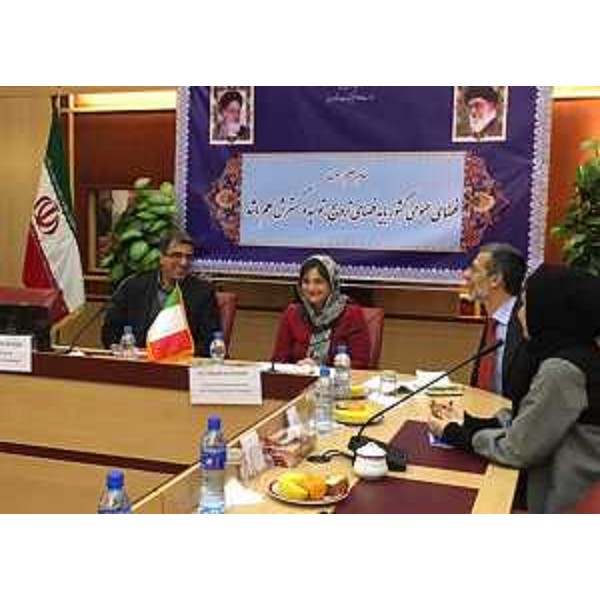 Vahid Ahmadi (Viceministro Scienza, Ricerca e Tecnologia Iran), Debora Serracchiani (Presidente Regione Friuli Venezia Giulia) e Mauro Conciatori (Ambasciatore d'Italia a Teheran) - Teheran 11/01/2016 (Foto Min. Esteri it.)