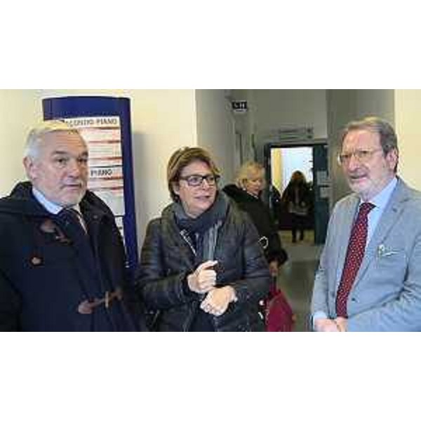 Nerio Nesladek (Sindaco Muggia), Maria Sandra Telesca (Assessore regionale Salute) e Nicola Delli Quadri (Commissario straordinario Azienda Ospedaliero-Universitaria "Ospedali Riuniti" Trieste e Azienda Assistenza Sanitaria n. 1 "Triestina") alla cerimonia di consegna dell'apparecchiatura "Point Of Care Tasting (POCT)" al Centro di Assistenza Primaria (CAP) - Muggia 11/01/2016