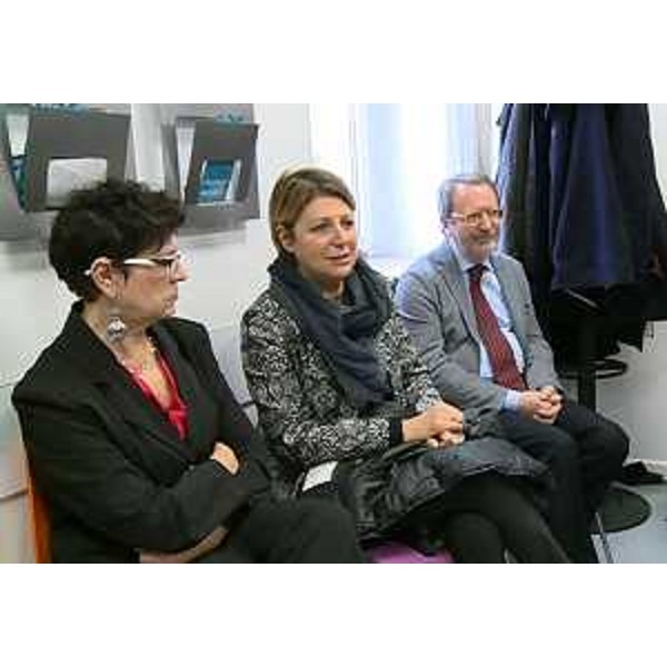 Angelina Pianca (Direttore Distretto n. 3 AAS n. 1), Maria Sandra Telesca (Assessore regionale Salute) e Nicola Delli Quadri (Commissario straordinario Azienda Ospedaliero-Universitaria "Ospedali Riuniti" Trieste e Azienda Assistenza Sanitaria n. 1 "Triestina") alla cerimonia di consegna dell'apparecchiatura "Point Of Care Tasting (POCT)" al Centro di Assistenza Primaria (CAP) - Muggia 11/01/2016