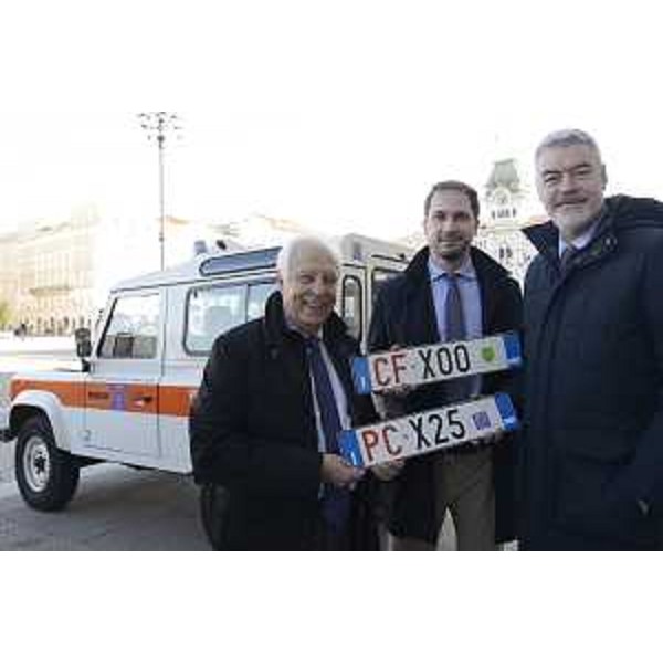 Vittorio Zollia (Assessore Motorizzazione civile Provincia Trieste) e gli assessori regionali Cristiano Shaurli (Risorse agricole e forestali) e Paolo Panontin (Autonomie locali e Protezione civile) accanto a una jeep della Protezione civile, davanti al Palazzo della Regione in piazza Unità d'Italia, nel giorno della presentazione delle targhe speciali dei veicoli del Corpo Forestale Regionale (CFR) e della Protezione civile del Friuli Venezia Giulia - Trieste 12/01/2016