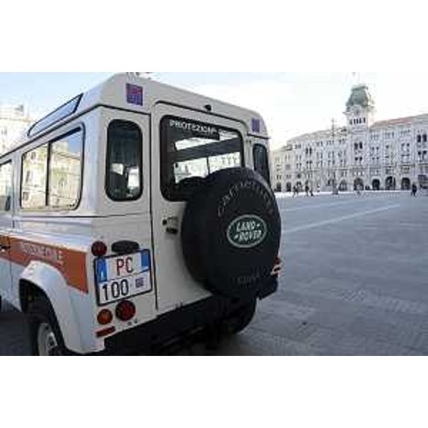 Jeep della Protezione civile davanti al Palazzo della Regione in piazza Unità d'Italia nel giorno della presentazione delle targhe speciali dei veicoli del Corpo Forestale Regionale (CFR) e della Protezione civile del Friuli Venezia Giulia - Trieste 12/01/2016