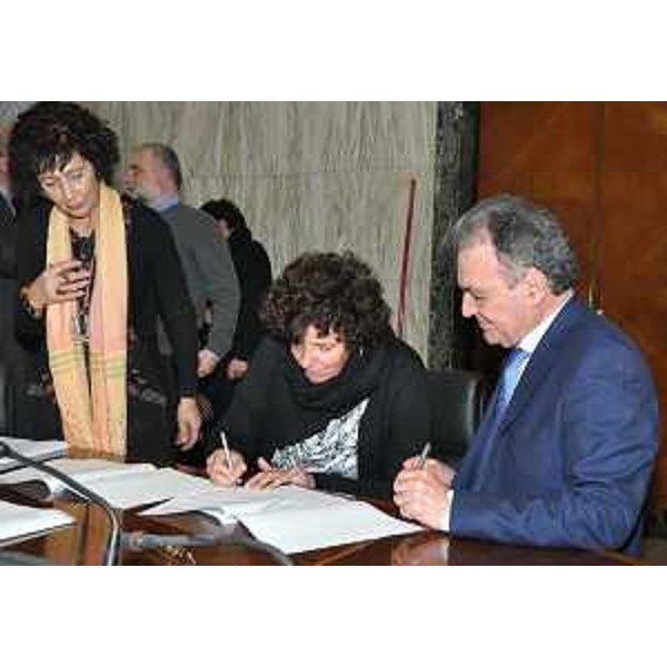 Loredana Panariti (Assessore regionale Lavoro) e Luigi Bobba (Sottosegretario Ministero Lavoro e Politiche sociali) alla sottoscrizione del Protocollo d'intesa per la "Sperimentazione del Sistema duale", al Ministero del Lavoro - Roma 13/01/2016