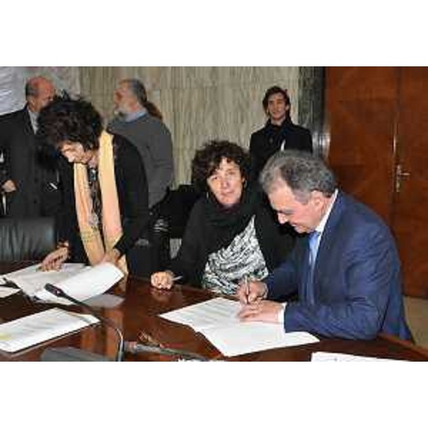 Loredana Panariti (Assessore regionale Lavoro) e Luigi Bobba (Sottosegretario Ministero Lavoro e Politiche sociali) alla sottoscrizione del Protocollo d'intesa per la "Sperimentazione del Sistema duale", al Ministero del Lavoro - Roma 13/01/2016