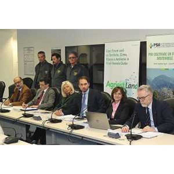 Paolo Stefanelli (Direttore ERSA), Lorenzo Kasperkovitz (Vicedirettore Federazione BCC FVG), Luisa De Marco (Presidente Udine e Gorizia Fiere S.p.A.), Cristiano Shaurli (Assessore regionale Risorse agricole e forestali), Serena Cutrano (Autorità di gestione PSR 2014-2020) e Francesco Marangon (Dipartimento Scienze economiche e statistiche Università Udine) alla conferenza stampa di presentazione di AgriestLand 2016 e del Programma di Sviluppo Rurale (PSR) 2014-2020 del FVG - Udine 14/01/2016 (PhotoLife Udine)