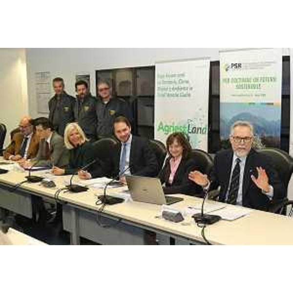 Paolo Stefanelli (Direttore ERSA), Lorenzo Kasperkovitz (Vicedirettore Federazione BCC FVG), Luisa De Marco (Presidente Udine e Gorizia Fiere S.p.A.), Cristiano Shaurli (Assessore regionale Risorse agricole e forestali), Serena Cutrano (Autorità di gestione PSR 2014-2020) e Francesco Marangon (Dipartimento Scienze economiche e statistiche Università Udine) alla conferenza stampa di presentazione di AgriestLand 2016 e del Programma di Sviluppo Rurale (PSR) 2014-2020 del FVG - Udine 14/01/2016 (PhotoLife Udine)