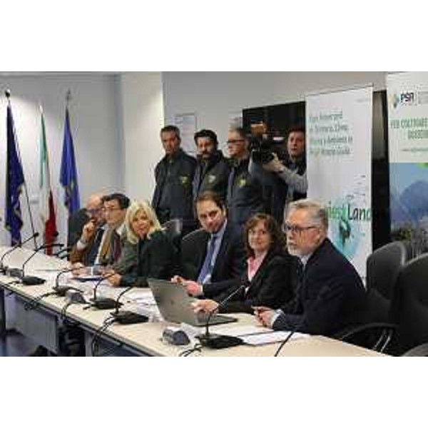 Paolo Stefanelli (Direttore ERSA), Lorenzo Kasperkovitz (Vicedirettore Federazione BCC FVG), Luisa De Marco (Presidente Udine e Gorizia Fiere S.p.A.), Cristiano Shaurli (Assessore regionale Risorse agricole e forestali), Serena Cutrano (Autorità di gestione PSR 2014-2020) e Francesco Marangon (Dipartimento Scienze economiche e statistiche Università Udine) alla conferenza stampa di presentazione di AgriestLand 2016 e del Programma di Sviluppo Rurale (PSR) 2014-2020 del FVG - Udine 14/01/2016 (PhotoLife Udine)