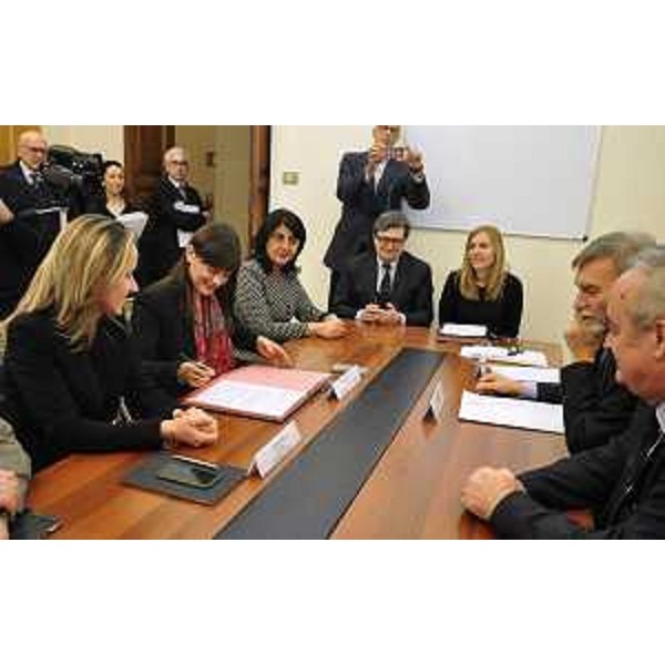 Elisa De Berti (Assessore Lavori pubblici, Infrastrutture e Trasporti Regione Veneto), Debora Serracchiani (Presidente Regione Friuli Venezia Giulia), Mariagrazia Santoro (Assessore regionale Infrastrutture e Mobilità Regione FVG), Maurizio Castagna (Presidente e amministratore delegato Autovie Venete S.p.A.), Graziano Delrio (Ministro Infrastrutture e Trasporti) e Gianclaudio Bressa (Sottosegretario Affari regionali) - Roma 14/01/2016