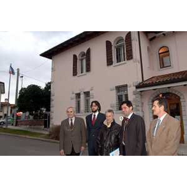 Riccardo Illy (Presidente Regione Friuli Venezia Giulia) con la Giunta comunale di Doberdò del Lago (Trieste, 24/02/06)