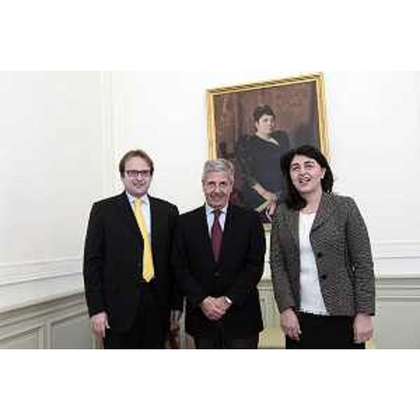 Giorgio Damiani (Presidente e amministratore delegato FVG Strade S.p.A.), Roberto Zianna (Direttore generale FVG Strade S.p.A.) e Mariagrazia Santoro (Assessore regionale Infrastrutture e Mobilità) - Trieste 15/01/2016