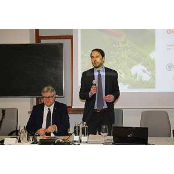 Alberto Felice De Toni (Rettore Università Udine) e Cristiano Shaurli (Assessore regionale Risorse agricole e forestali) alla presentazione di 10 nuove varietà di vite resistenti a malattie - Udine 18/01/2016 (Foto UniUd)