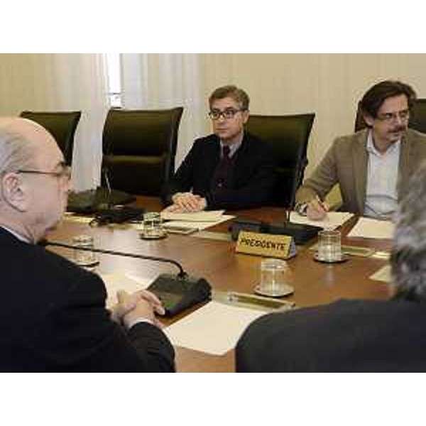 Francesco Peroni (Assessore regionale Finanze, Patrimonio, Coordinamento e Programmazione Politiche economiche e comunitarie) e Vincenzo Martines (Presidente V Commissione) in V Commissione in Consiglio regionale - Trieste 18/01/2016