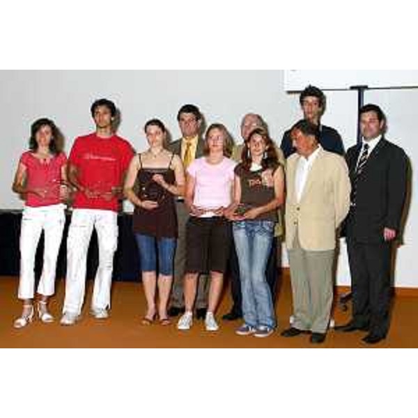 Franco Iacop (Assessore regionale per le relazioni internazionali, comunitarie e autonomie locali) con i campioni italiani premiati "Aquile dello Sport" 2005 (Grado, 15/06/06)