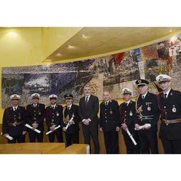 Paolo Panontin (Assessore regionale Autonomie locali e Coordinamento Riforme) e Sergio Abbate (Comandante Polizia locale Trieste) con operatori della Polizia locale del FVG che hanno ricevuto encomi per azioni particolarmente meritorie, alla VII Giornata regionale della Polizia locale - Pordenone 20/01/2016