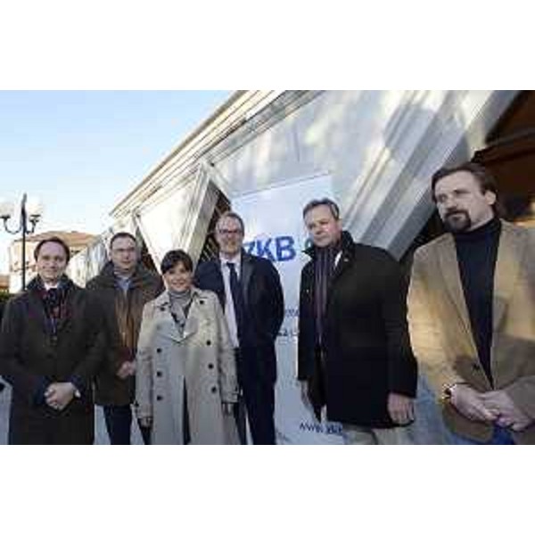 Igor Gabrovec e Stefano Ukmar (Consiglieri regionali), Debora Serracchiani (Presidente Regione Friuli Venezia Giulia), Adriano Kovačič (Presidente Consiglio Amministrazione BCC Carso / ZKB), Marko Pertot e Fabio Pahor (Componenti Consiglio Amministrazione BCC Carso / ZKB) - Opicina (TS) 21/01/2016