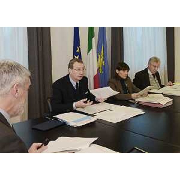 Sergio Bolzonello (Vicepresidente Regione FVG e assessore Attività produttive, Cooperazione e Turismo), Debora Serracchiani (Presidente Regione Friuli Venezia Giulia) e Daniele Bertuzzi (Segretario generale Presidenza Regione FVG) durante la riunione della Giunta - Udine 22/01/2016