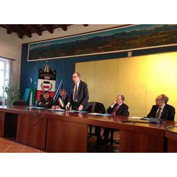 Sergio Meinero (Presidente CRI Udine), Daniele Chiarvesio (Sindaco Fagagna), Gianni Torrenti (Assessore regionale Solidarietà), Vittorio Zappalorto (Prefetto Udine) e Mauro Perissini (Presidente Consorzio Il Mosaico Gorizia) al Tavolo per la firma del Protocollo d'intesa tra Regione FVG, Prefettura di Udine, Comune di Fagagna, Consorzio Il Mosaico di Gorizia e Croce Rossa Italiana di Udine su percorsi di formazione, accoglienza e Lavori di Pubblica Utilità (LPU) per un gruppo di 33 richiedenti asilo - Fagagna 22/01/2016
