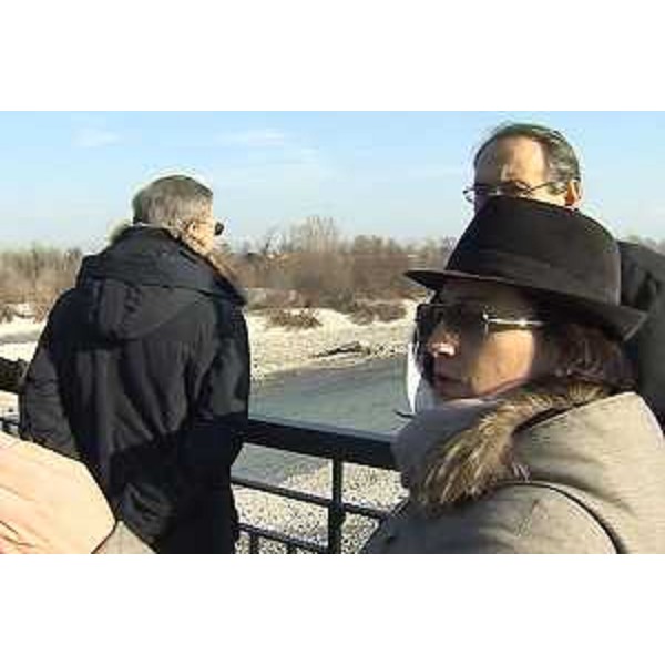 Sara Vito (Assessore regionale Ambiente) durante il sopralluogo all'Isonzo, nel tratto che interessa l'abitato di Poggio Terza Armata - Sagrado (GO) 25/01/2016