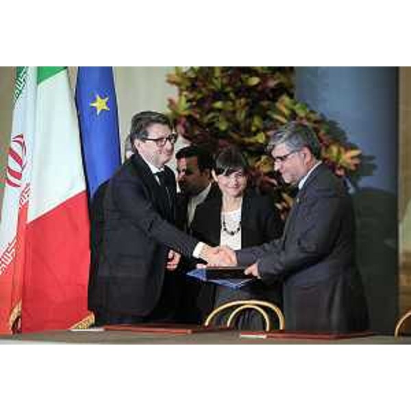 Zeno D'Agostino (Commissario Autorità Portuale Trieste), Debora Serracchiani (Presidente Regione Friuli Venezia Giulia) e Mohammad Saeed Nejad (Viceministro Strade e Sviluppo urbano e presidente Organizzazione Portuale e Marittima / PMO Iran) in Campidoglio - Roma 25/01/2016 (Foto LaPresse/Fabio Cimaglia)