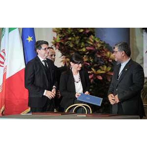 Zeno D'Agostino (Commissario Autorità Portuale Trieste), Debora Serracchiani (Presidente Regione Friuli Venezia Giulia) e Mohammad Saeed Nejad (Viceministro Strade e Sviluppo urbano e presidente Organizzazione Portuale e Marittima / PMO Iran) in Campidoglio - Roma 25/01/2016 (Foto LaPresse/Fabio Cimaglia)
