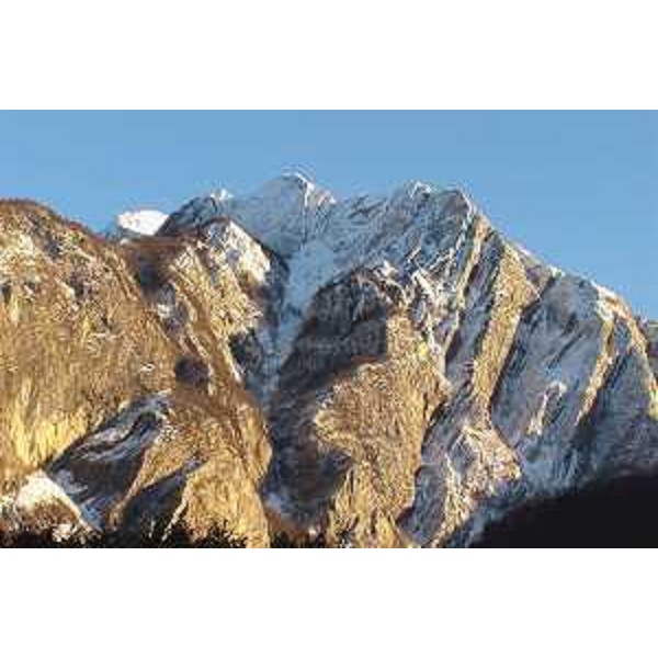 Il Monte Chiampon al tramonto, visto da Ospedaletto, Frazione di Gemona del Friuli (Udine). Foto: Archivio del Corpo forestale regionale - Marco Pradella
