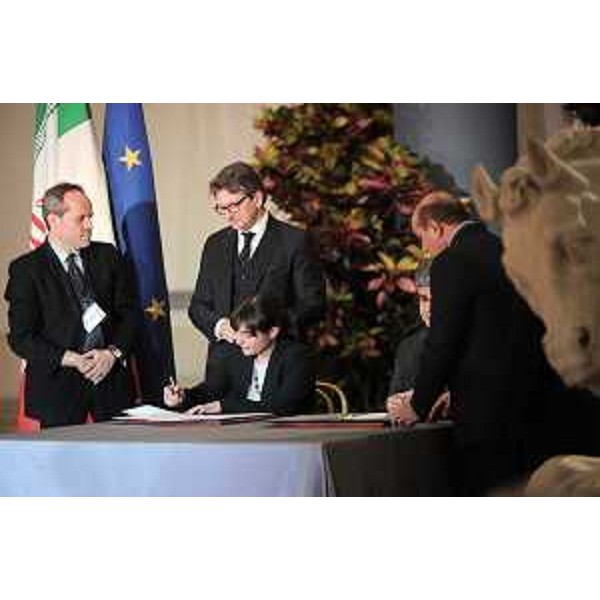 Zeno D'Agostino (Commissario Autorità Portuale Trieste), Debora Serracchiani (Presidente Regione Friuli Venezia Giulia) e Mohammad Saeed Nejad (Viceministro Strade e Sviluppo urbano e presidente Organizzazione Portuale e Marittima / PMO Iran) in Campidoglio - Roma 25/01/2016 (Foto LaPresse/Fabio Cimaglia)