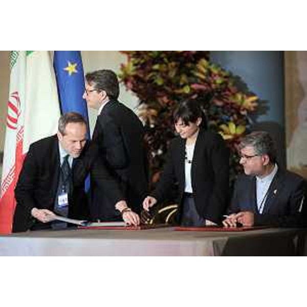 Zeno D'Agostino (Commissario Autorità Portuale Trieste), Debora Serracchiani (Presidente Regione Friuli Venezia Giulia) e Mohammad Saeed Nejad (Viceministro Strade e Sviluppo urbano e presidente Organizzazione Portuale e Marittima / PMO Iran) in Campidoglio - Roma 25/01/2016 (Foto LaPresse/Fabio Cimaglia)