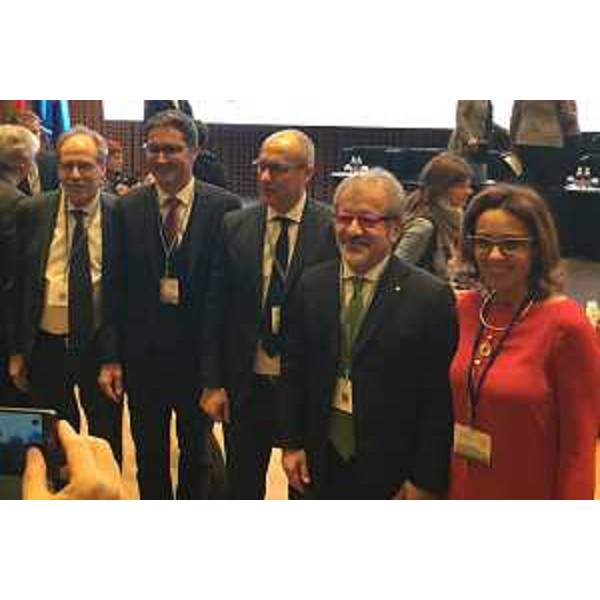 Gianni Torrenti (Assessore Cultura Regione autonoma Friuli Venezia Giulia), Arno Kompatscher (Presidente Provincia autonoma Bolzano), Ugo Rossi (Presidente Provincia autonoma Trento), Roberto Maroni (Presidente Lombardia) ed Elena Artioli (Consigliere Provincia autonoma Bolzano) alla conferenza di lancio della Strategia dell'Unione Europea per la Regione Alpina (EUSALP) - Brdo pri Kranju (Slovenia) 25/01/2016