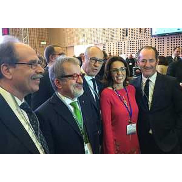 Gianni Torrenti (Assessore Cultura Regione autonoma Friuli Venezia Giulia), Roberto Maroni (Presidente Lombardia), Ugo Rossi (Presidente Provincia autonoma Trento), Elena Artioli (Consigliere Provincia autonoma Bolzano) e Luca Zaia (Presidente Veneto) alla conferenza di lancio della Strategia dell'Unione Europea per la Regione Alpina (EUSALP) - Brdo pri Kranju (Slovenia) 25/01/2016