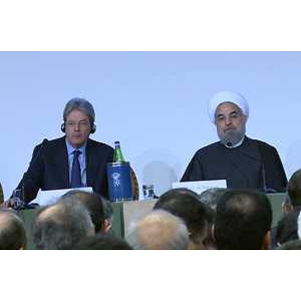 Paolo Gentiloni (Ministro Affari esteri e Cooperazione internazionale) e Hassan Rouhani (Presidente Repubblica Islamica Iran) al Business Forum Italia-Iran - Roma 26/01/2016