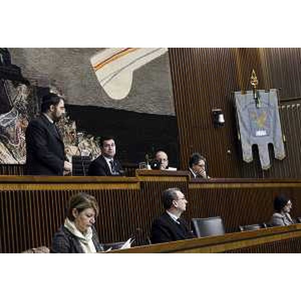 Celebrazione della Giornata della Memoria [27 gennaio] nell'Aula del Consiglio regionale del Friuli Venezia Giulia, con Franco Iacop (Presidente), Eliezer Shai Di Martino (Rabbino capo Trieste e FVG), Alessandro Salonichio (Presidente Comunità ebraica Trieste), Sergio Bolzonello (Vicepresidente Regione FVG), Maria Sandra Telesca e Sara Vito (Assessori regionali Salute e Ambiente) - Trieste 26/01/2016