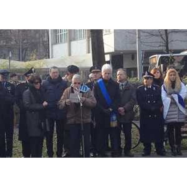 Sergio Bolzonello (Vicepresidente Regione FVG) e Claudio Pedrotti (Sindaco Pordenone) alla celebrazione della Giornata della Memoria, in piazza Maestri del Lavoro, mentre parla Eliseo Moro (Reduce di Dachau e presidente ANED Pordenone) - Pordenone 27/01/2016