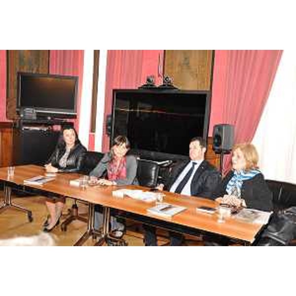 Monica Bertarelli (Giornalista), Debora Serracchiani (Presidente Regione Friuli Venezia Giulia), Franco Iacop (Presidente Consiglio regionale FVG) e Raffaella Cargnelutti (Autrice) alla presentazione del libro e della mostra "Alla gentilezza di chi la raccoglie. Dall'inferno di Buchenwald una storia vera" - Roma 27/01/2016