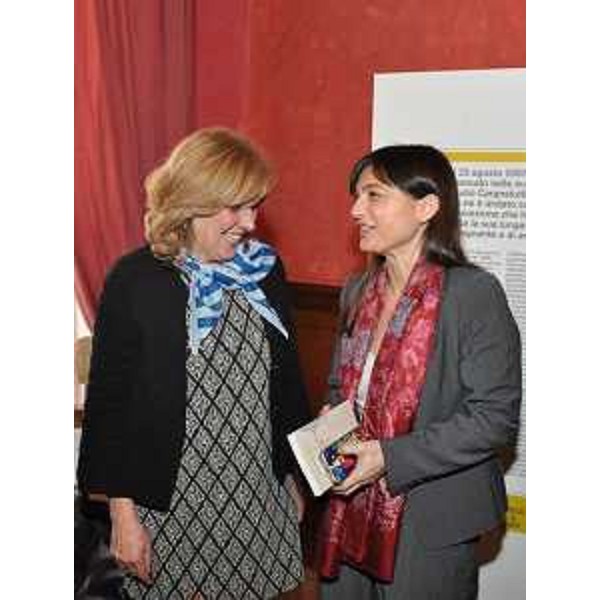 Debora Serracchiani (Presidente Regione Friuli Venezia Giulia) e Raffaella Cargnelutti (Autrice) alla presentazione del libro e della mostra "Alla gentilezza di chi la raccoglie. Dall'inferno di Buchenwald una storia vera" - Roma 27/01/2016